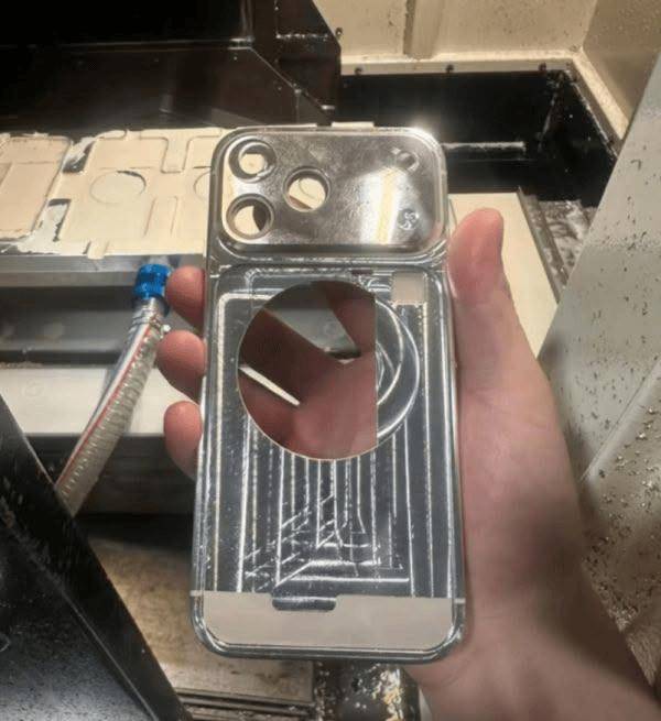 iPhone 17 Pro铝制机身曝光：高端钛金属中框成绝唱